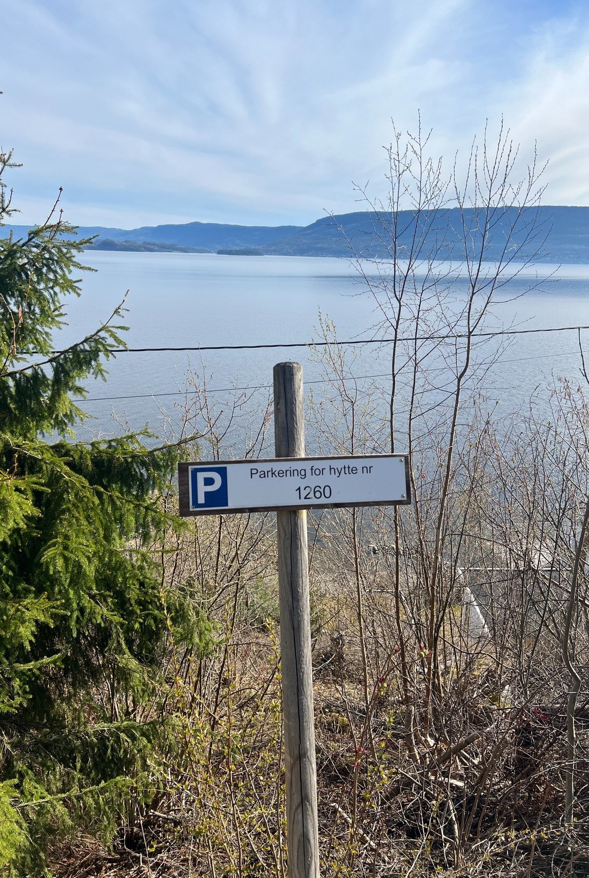 Parkeringsplassen er merket med skilt. Galleribilde