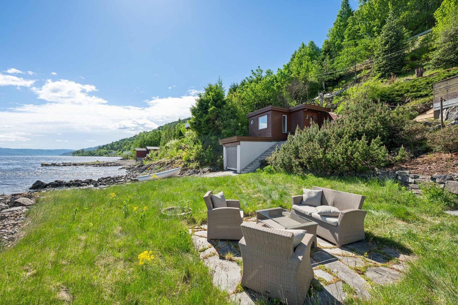 En flott fritidseiendom med strandlinje mot Tyrifjorden, naust og anneks - idyllisk beliggende helt nede ved vannkanten. Galleribilde