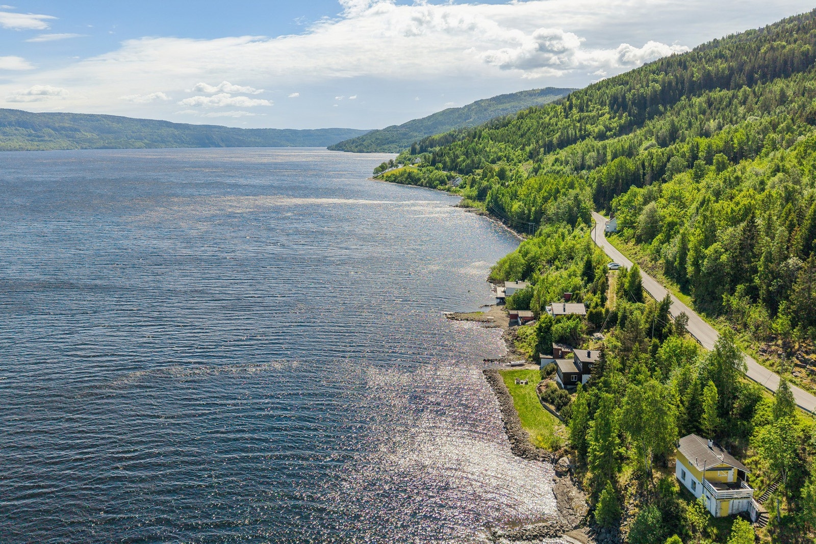 Parkeringsplassen ligger ca. 80 meter sør for hytten. Galleribilde