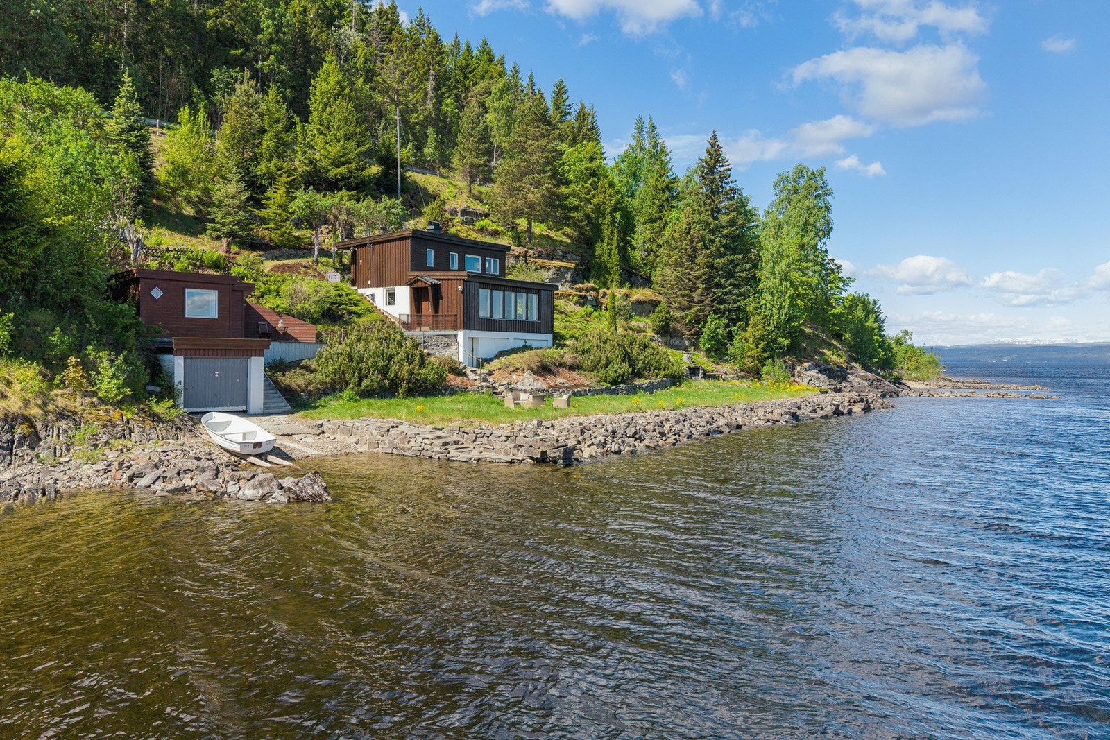 Cato Fegri v/Privatmegleren Hønefoss har gleden av å presentere Øst-Modumveien 1260! Galleribilde