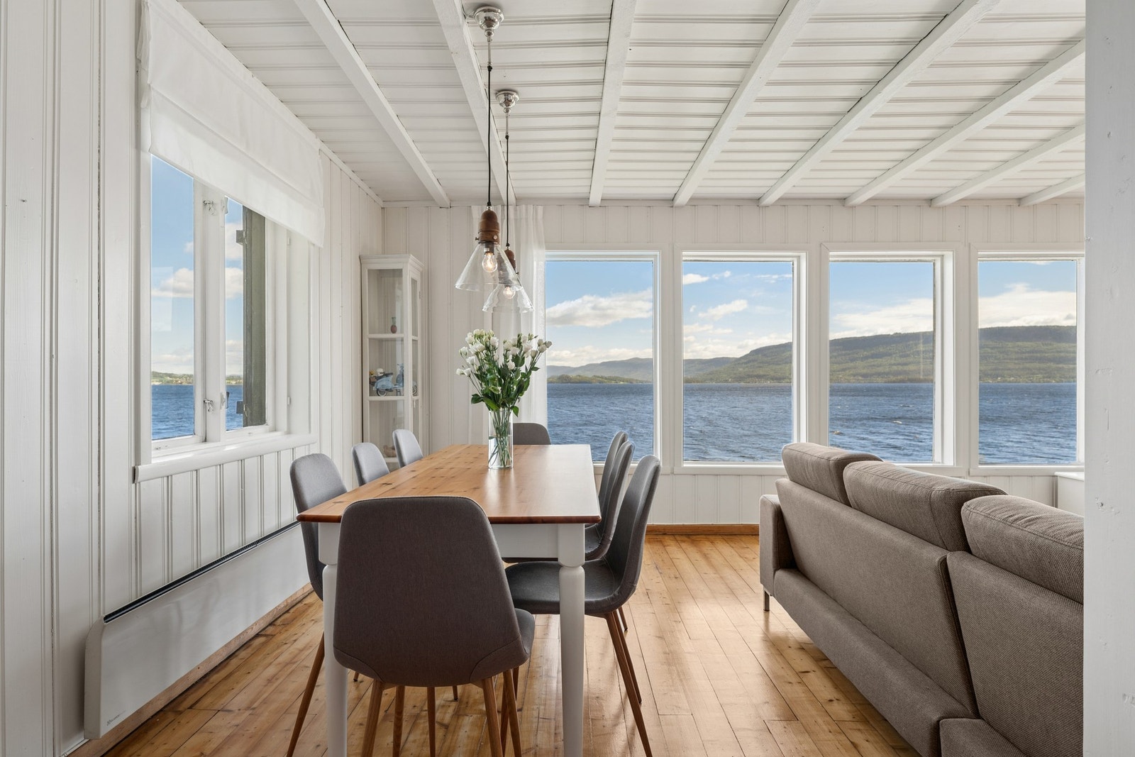 Spiseplassen har en beliggenhet som gjør hvert måltid til en naturopplevelse. Galleribilde