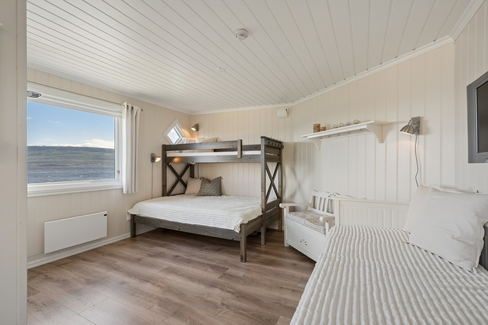Innred annekset med seng og sofagruppe. Galleribilde