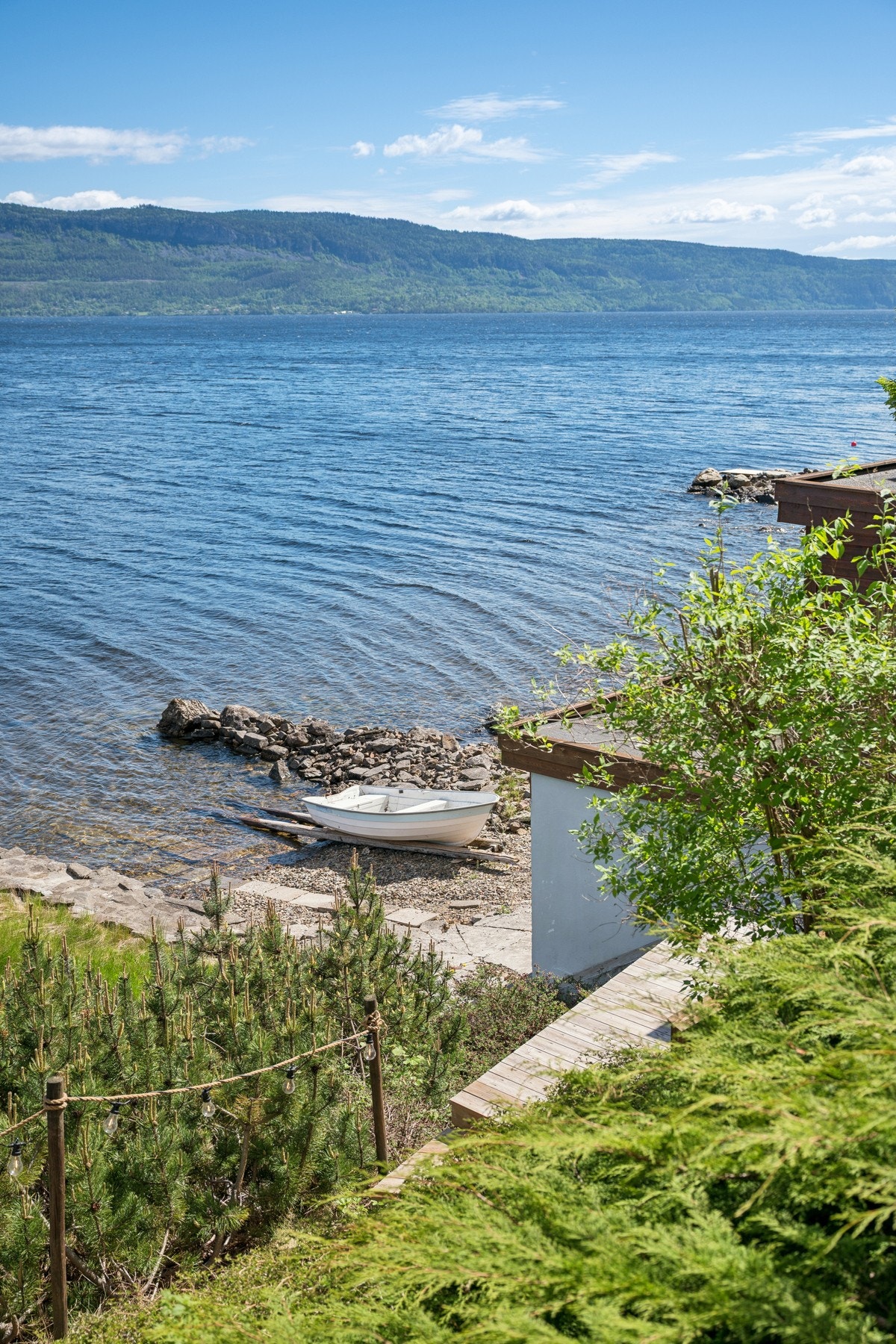 Det er etablert bøye i fjorden utenfor eiendommen. Galleribilde