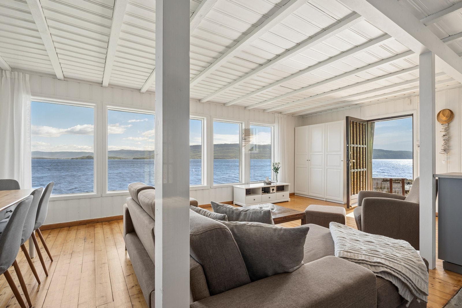 Når utsikten er så spektakulær, blir veggkunst overflødig. Her er Tyrifjorden en del av interiøret. Galleribilde