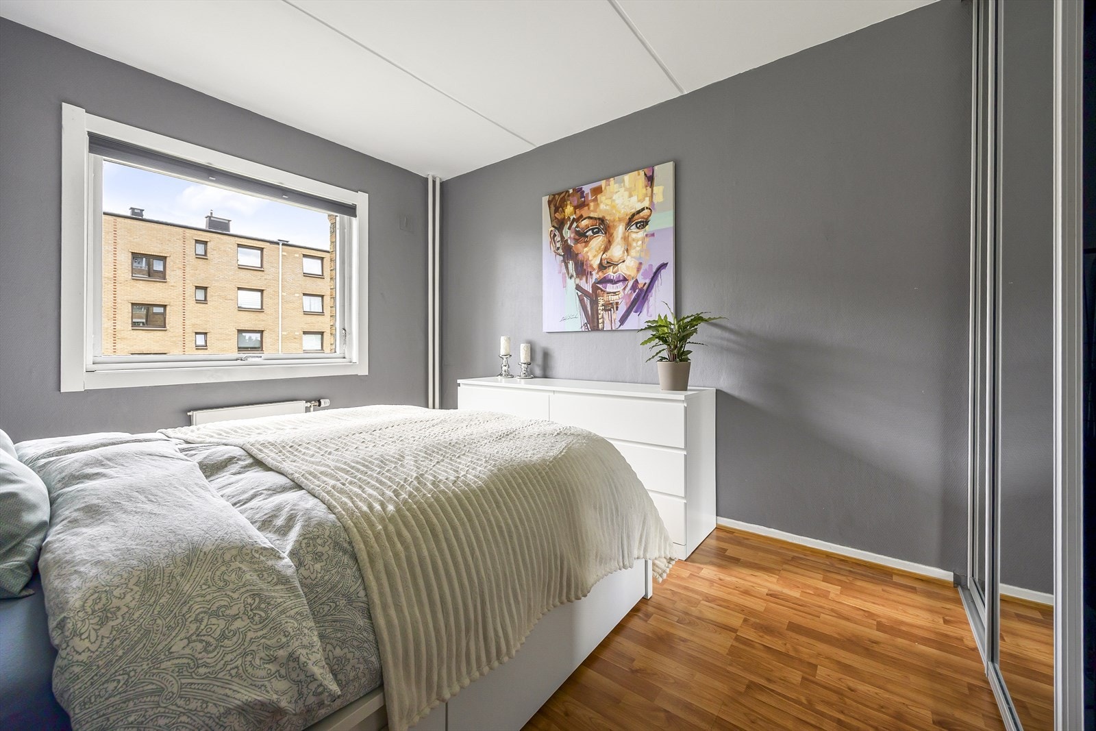 Rommet har en praktisk skyvedørsgarderobe. Galleribilde
