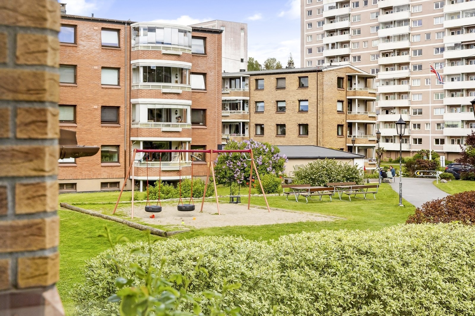 Her har du flotte fellesarealer med hyggelig lekeplass og benker. Galleribilde