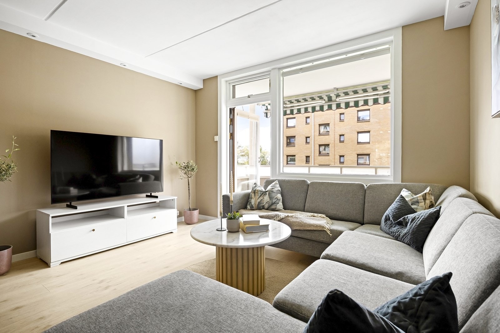 Innbydende stue med god plass til spiseplass, sofagruppe og tv-seksjon. Galleribilde