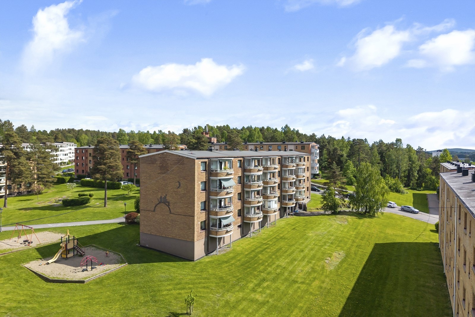 Borettslagets tomt er pent opparbeidet med store grøntarealer, sittegrupper og lekeplasser. Galleribilde