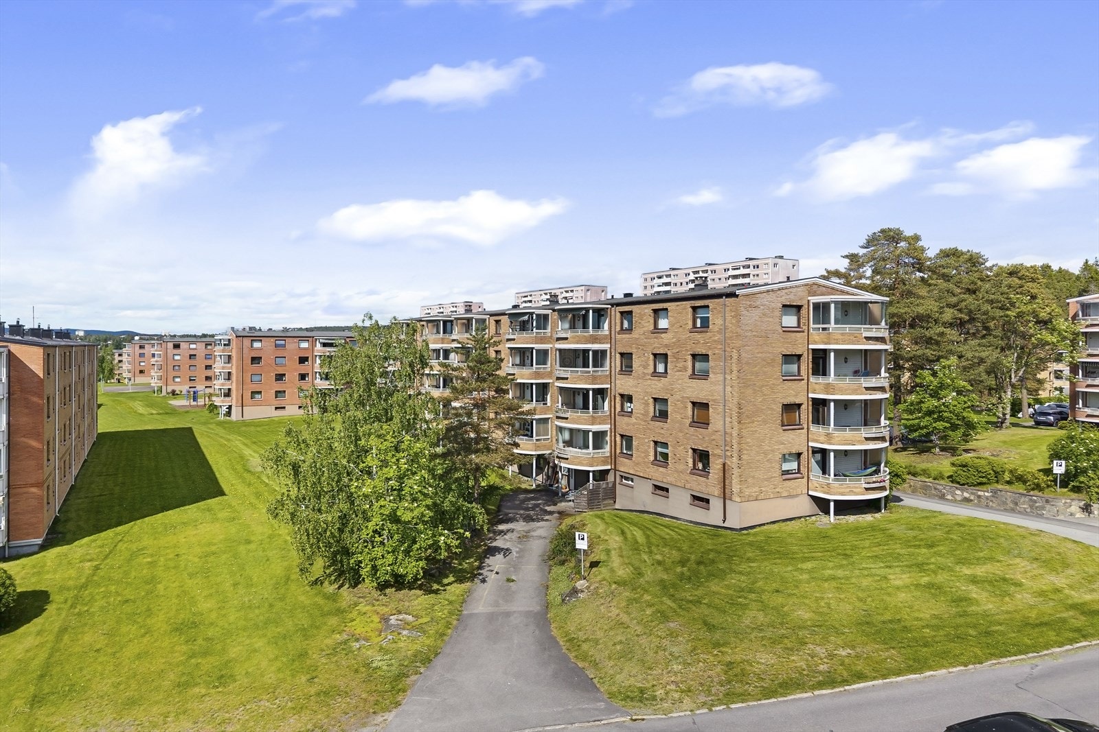 Solrik og barnevennlig beliggenhet i naturskjønne omgivelser i et populært og veletablert boligområde på Bøler. Galleribilde