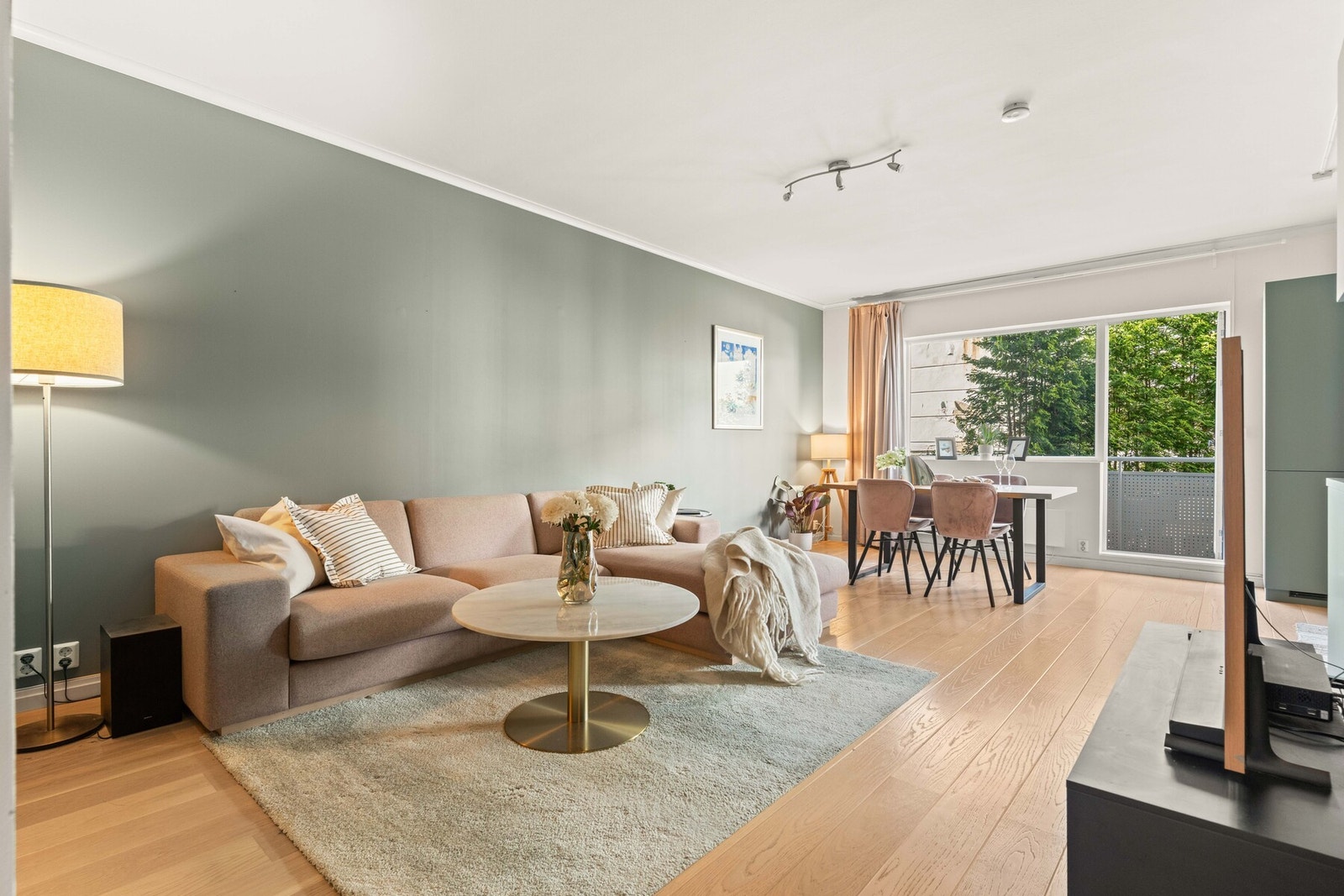 Det er god plass til både sofagruppe og spisebord, med direkte utgang til den sydvestvendte balkongen Galleribilde