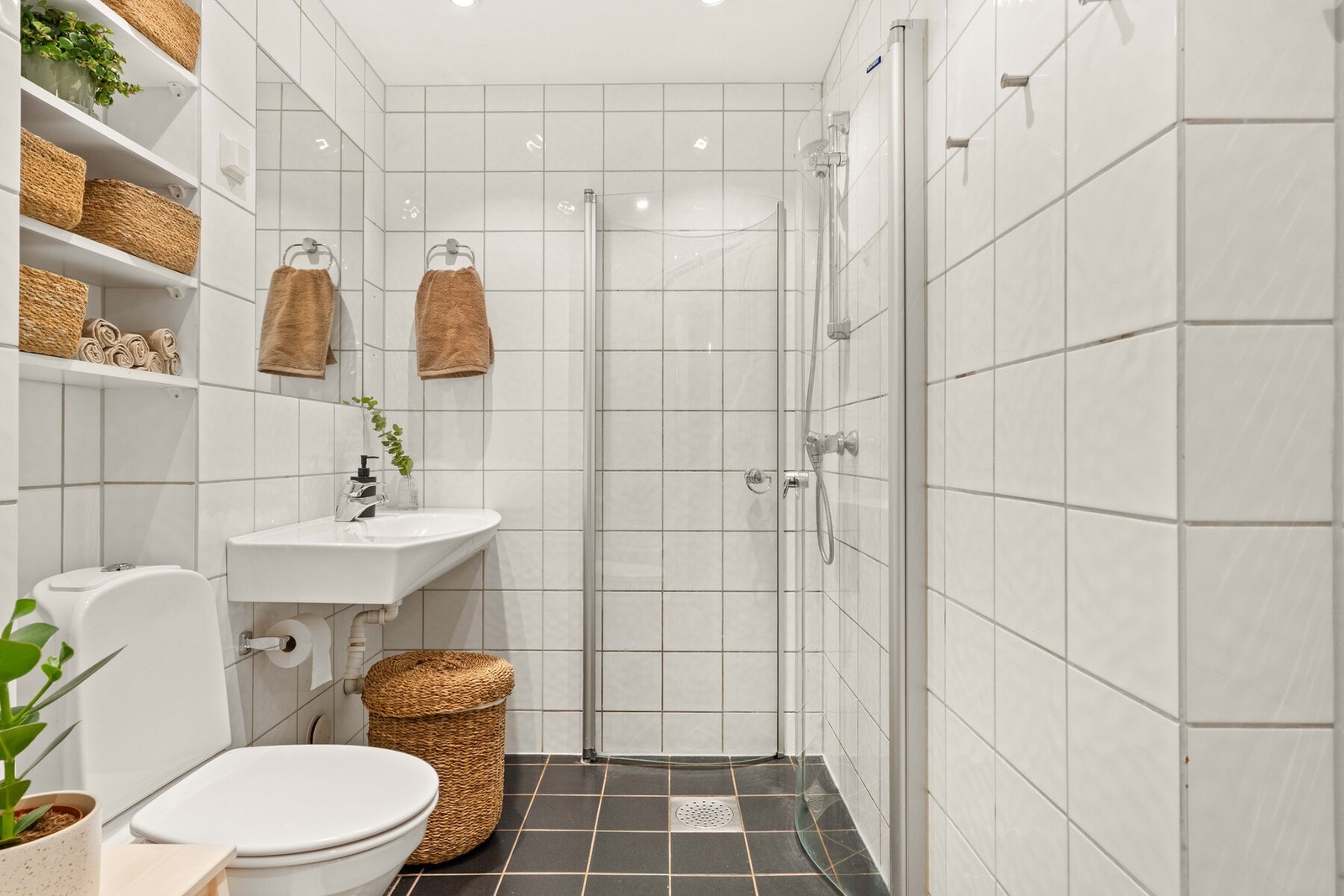 Badet har naturlig ventilasjon via ventil i himling, samt tilluftsventil i vegg Galleribilde