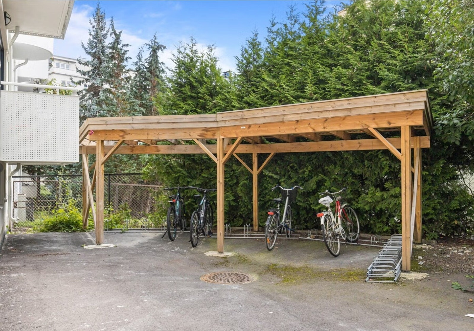 Sykkelparkering i bakgård Galleribilde