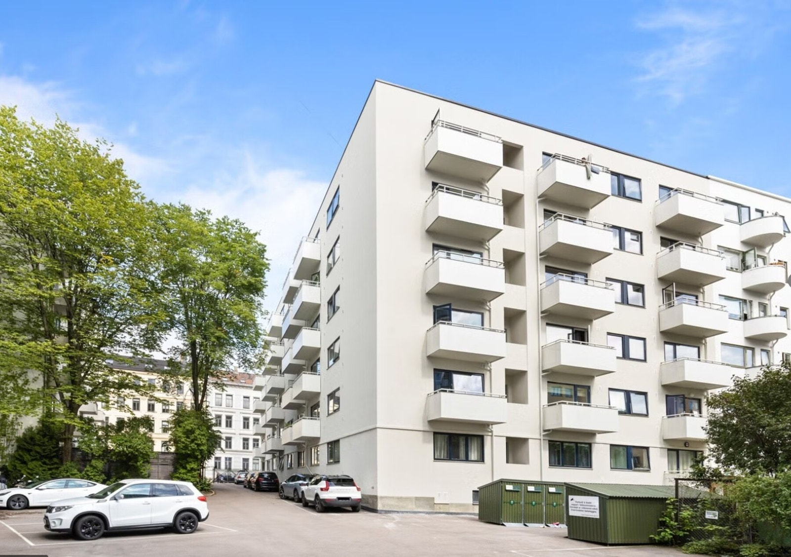 Det er 10 parkeringsplasser i boligselskapet (+ 1 plass som leies av næringslokalet). Disse leies ut til beboerne. Styret har venteliste. Galleribilde