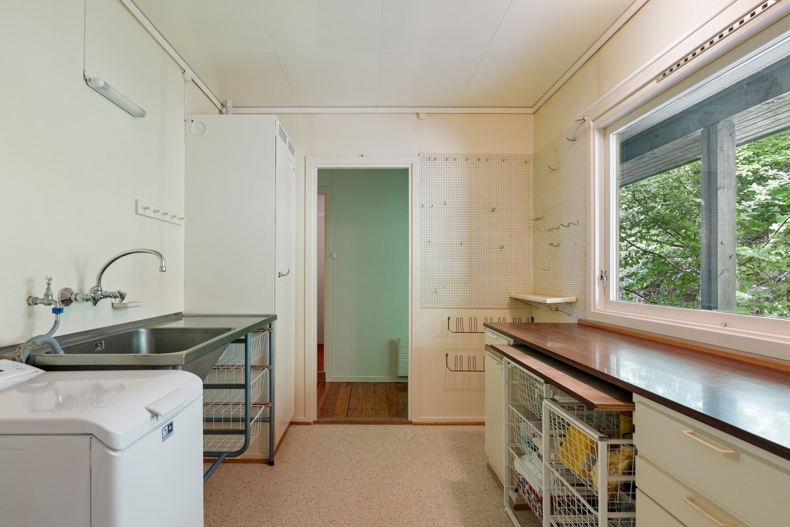 Praktisk arbeidsrom med vask og gode oppbevaringsmuligheter. Galleribilde