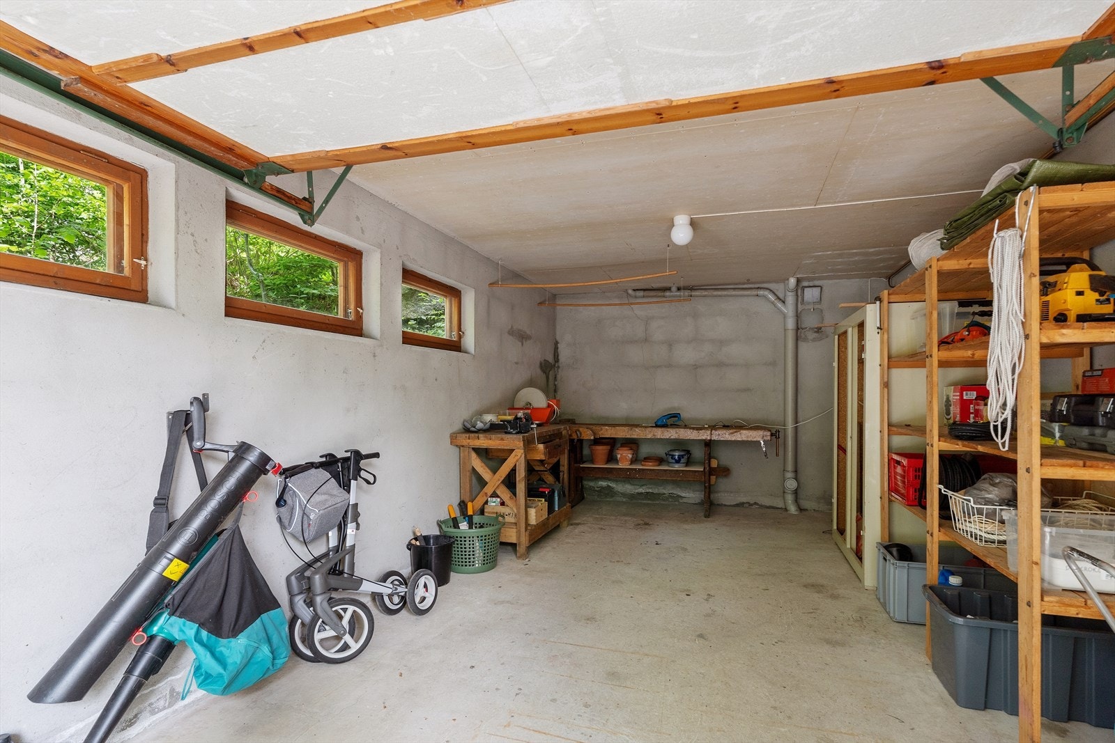 Fin garasje tilknyttet huset. Galleribilde