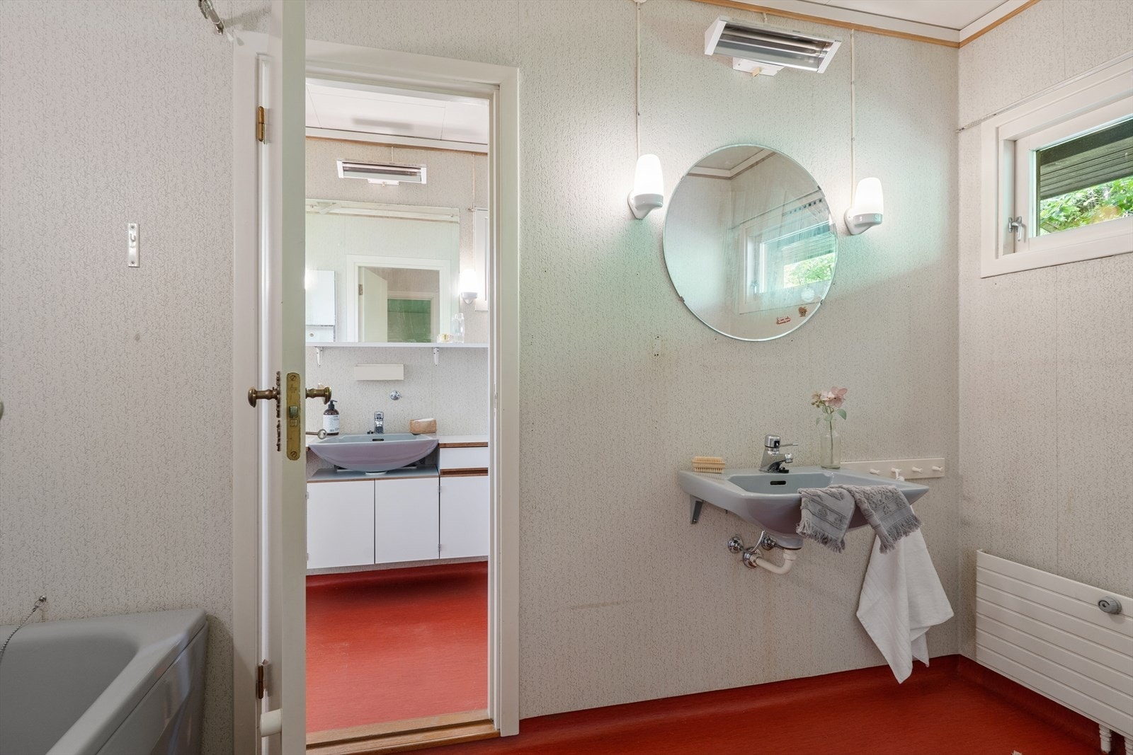 Det andre badet i etasjen er utstyrt med badekar, toalett og servant. Også dette er fra byggeår. Galleribilde