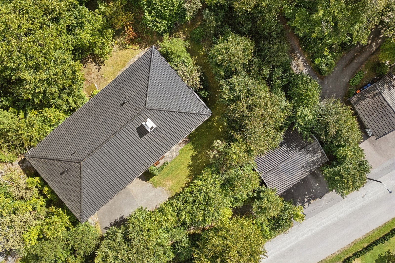 Eiendommen har totalt to garasjer, som gir svært gode parkerings- og lagringsmuligheter. Galleribilde