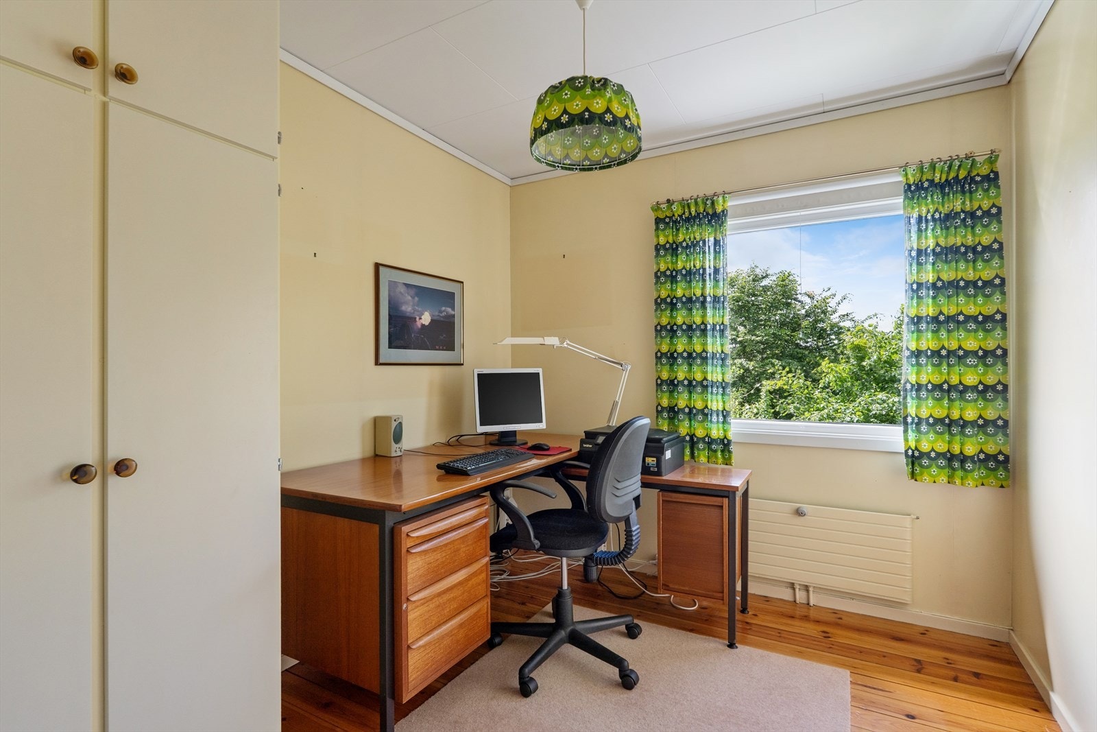 Det ene soverommet i første etasje benyttes i dag til kontor og har god garderobeløsning. Galleribilde