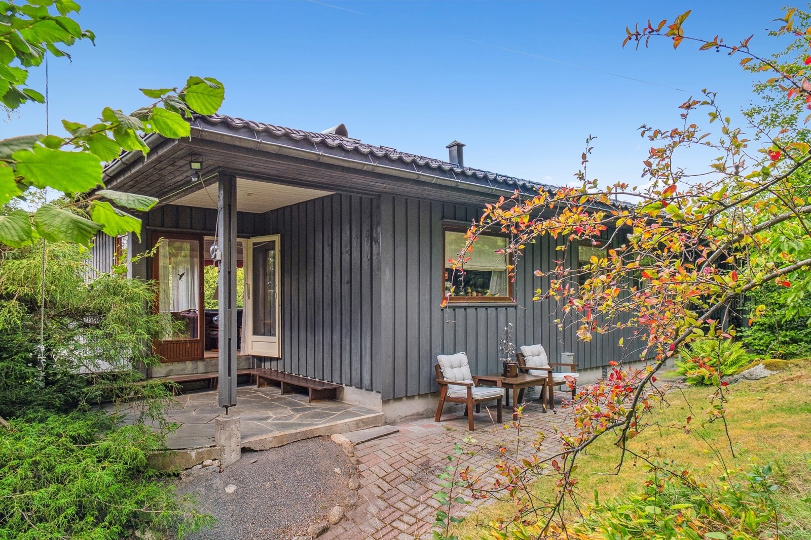 Den store tomten gir rikelig med plass for lek og aktiviteter. Galleribilde