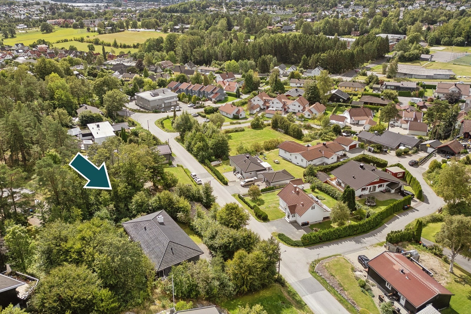 Eiendommen ligger i et veletablert boligområde med kort vei til Sandefjord sentrum. Galleribilde