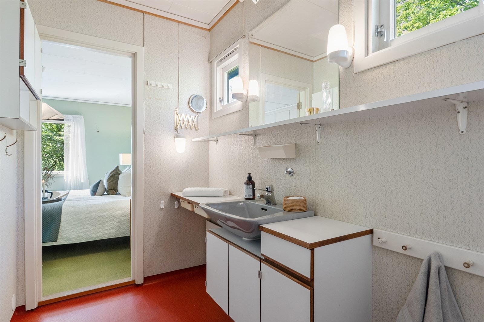 Badet har baderomsplater i dusjsonen og belegg på gulvet. Galleribilde