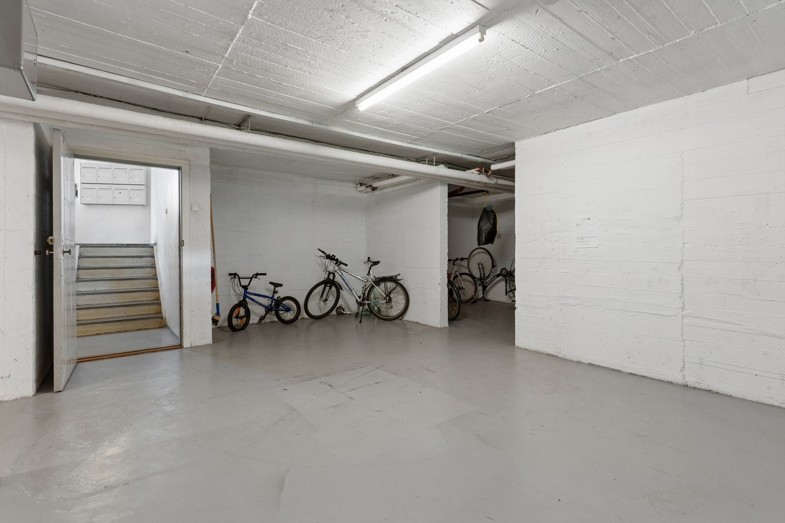 Felles sykkelparkering nede i kjelleren. Galleribilde