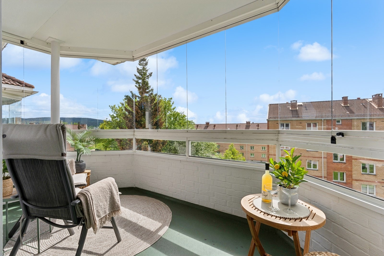 Innglasset balkong på ca. 9m², med god plass til sittegruppe og hyggelig utsyn. Galleribilde