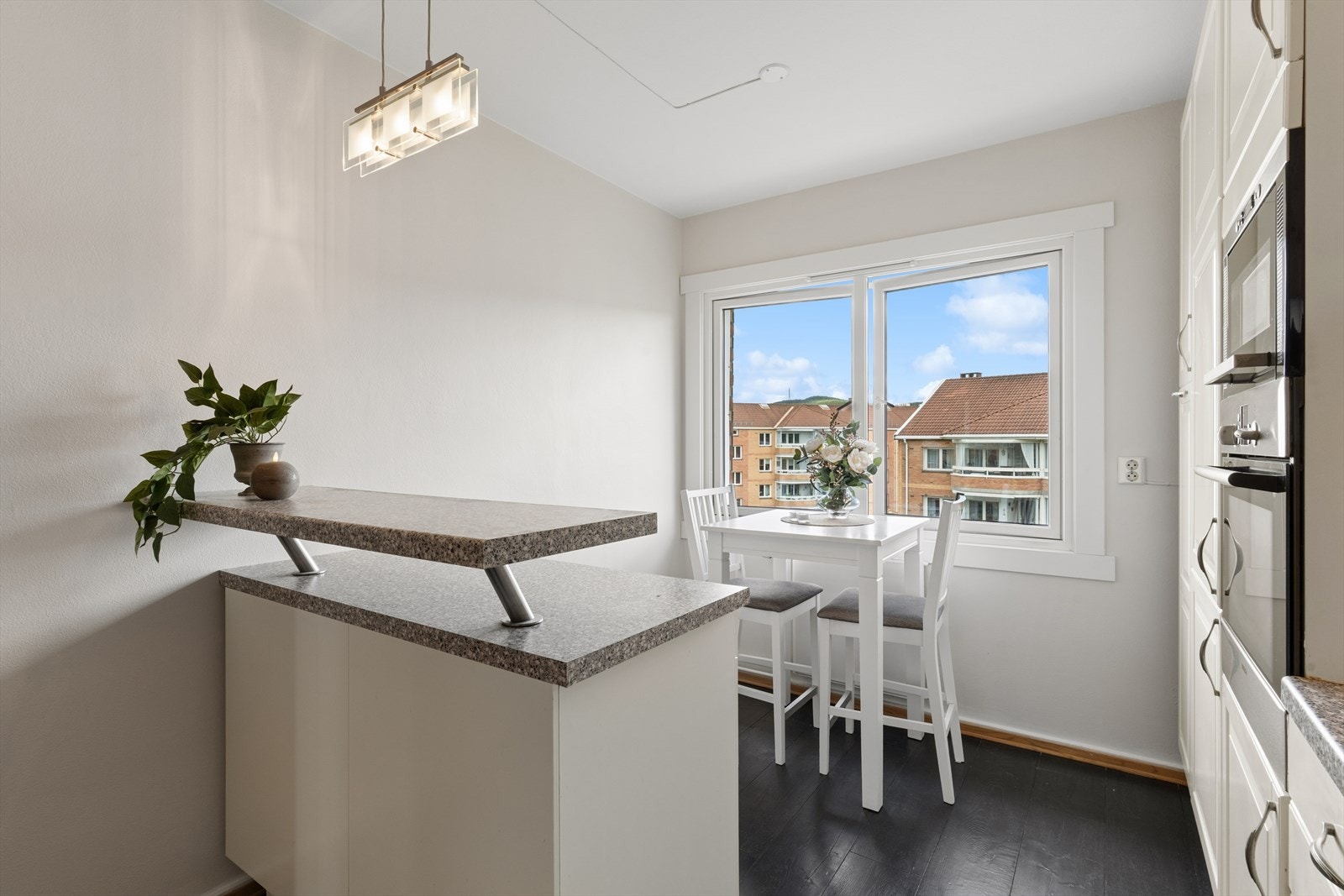 Kjøkkenet har plass til spisebord ved vindu og fikk nytt gulv i 2023, som gir et moderne og helhetlig uttrykk. Galleribilde
