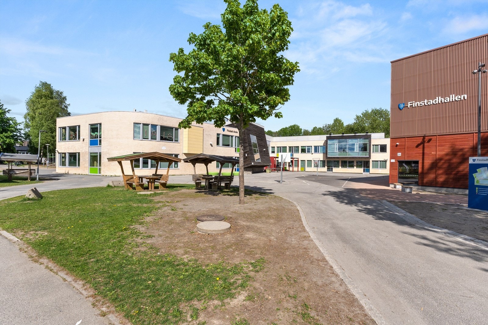 Det er kun 650 meter til Finstad skole, Finstadhallen og Magasinparken Ungdomskole. Galleribilde