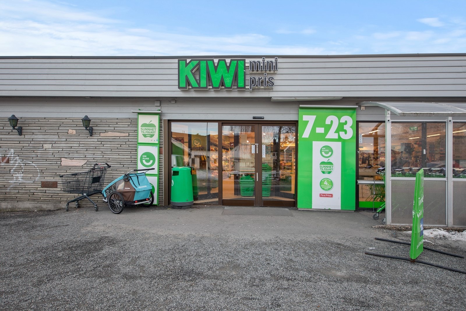 Dagligvarehandelen kan blant annet gjøres på Kiwi Finstad som ligger ca. 250 meter fra eiendommen. Galleribilde