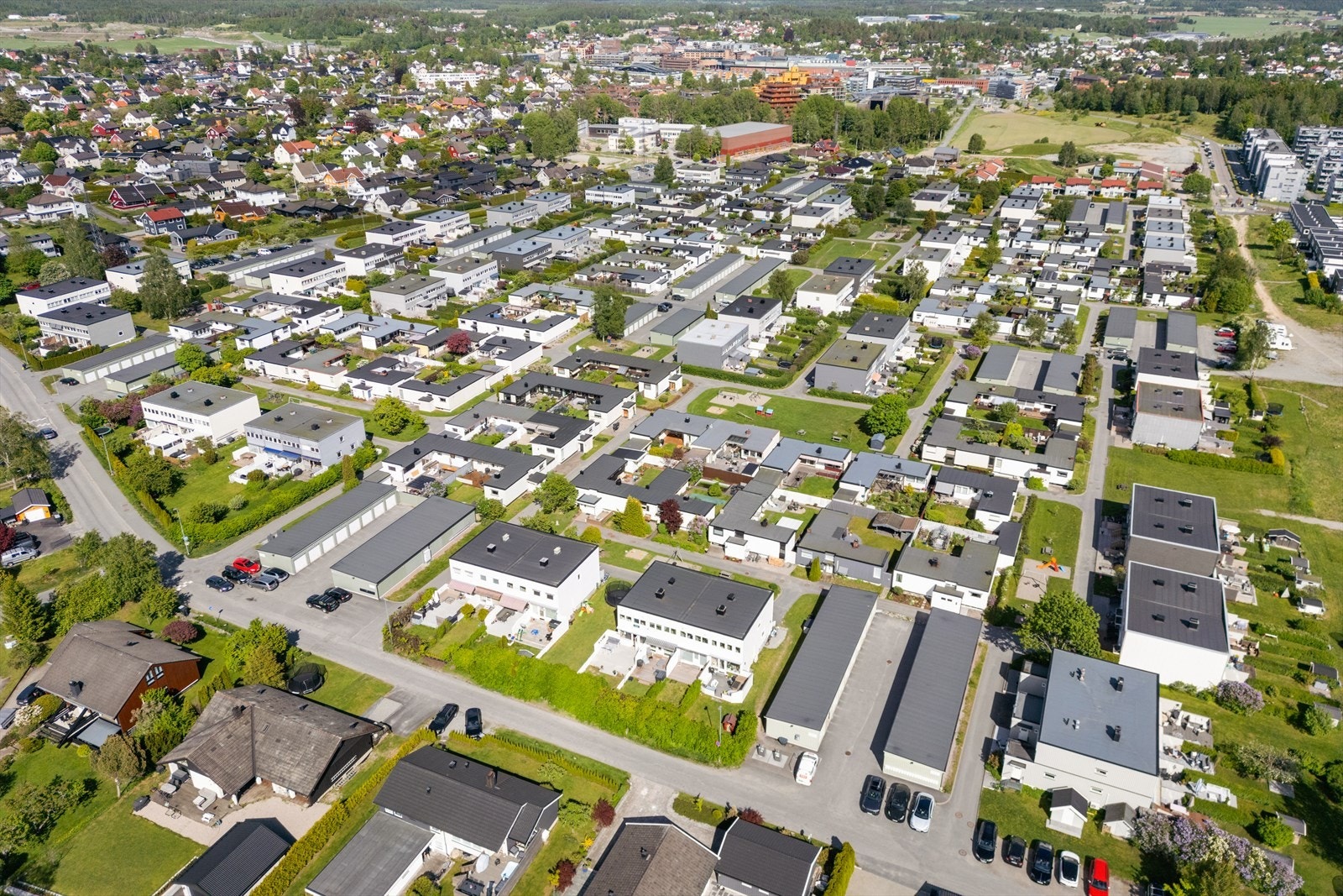 Innenfor en gangavstand av 15-20 minutter finner du butikk, barnehager, skoler, togstasjon og Ski storsenter. Galleribilde