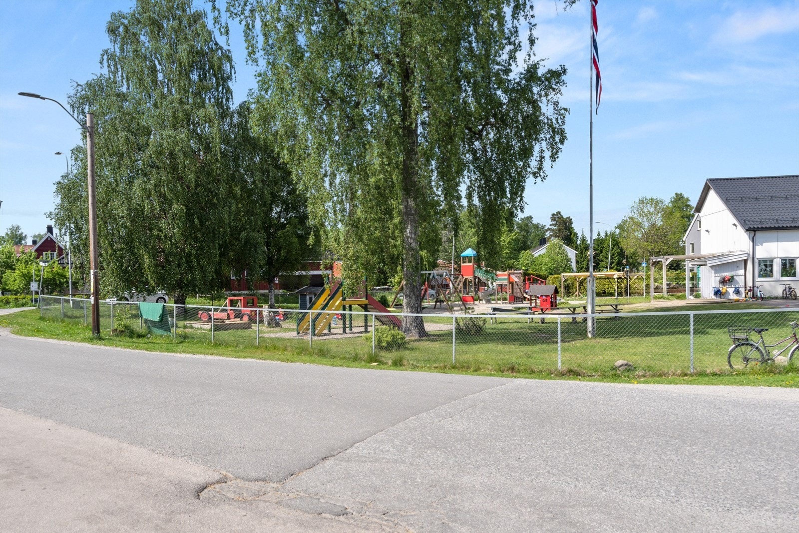 Det ligger 2 barnehager kun 2-300 meter fra eiendommen og Nordre Follo kommune kan skilte med god barnehagedekning. Galleribilde