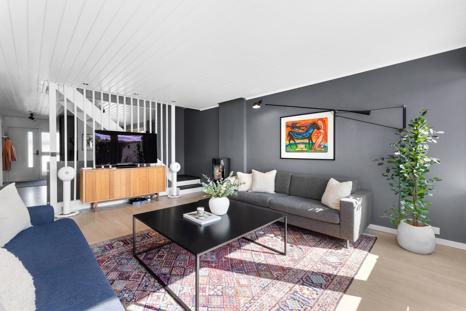 Stuen er malt i moderne og delikate farger og har mange muligheter for møblering. Galleribilde