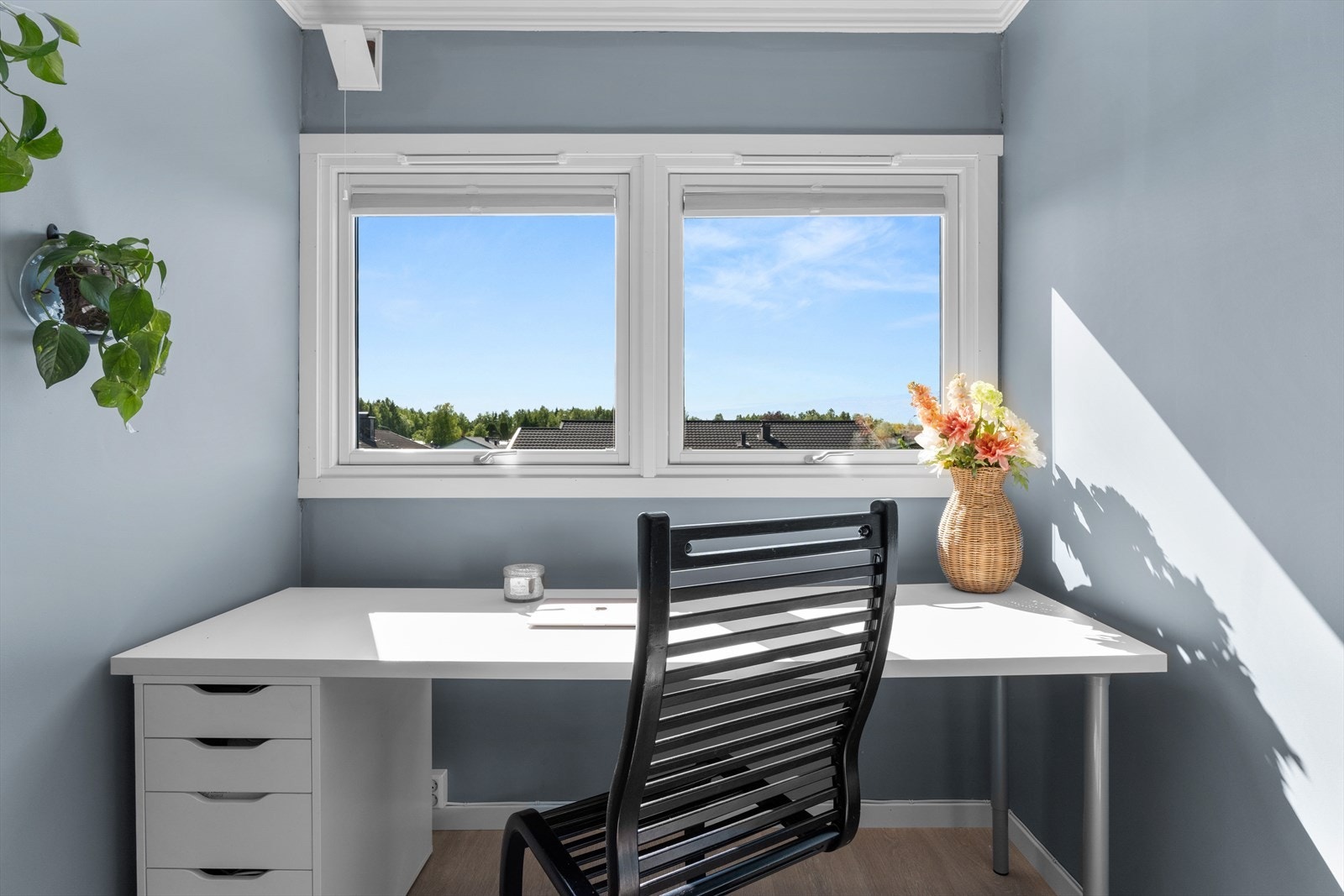 Soverom 2 er malt i moderne farger og har god plass til seng og oppbevaring. Galleribilde