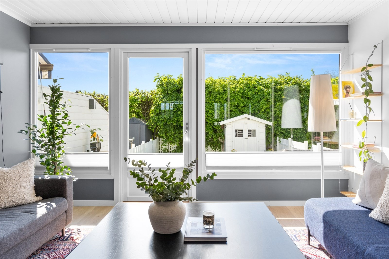 Det er utgang fra stuen til en skjermet og koselig hage. Galleribilde