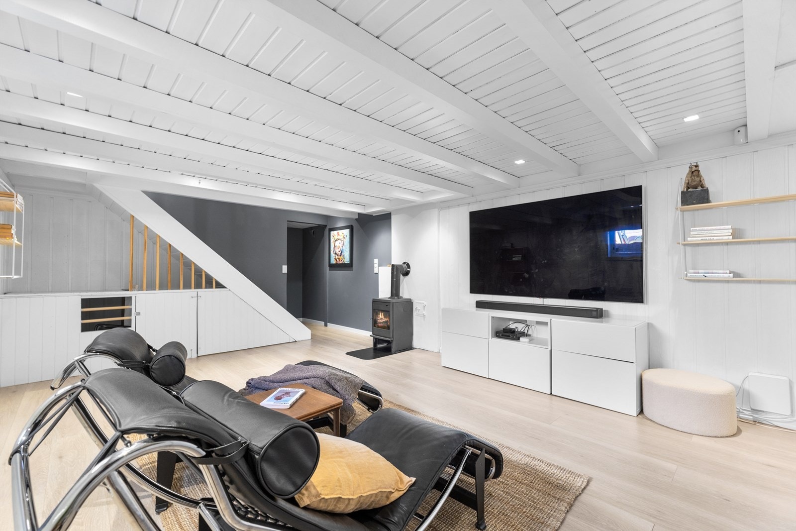 Lys og trivelig TV-stue (ikke godkjent). Galleribilde