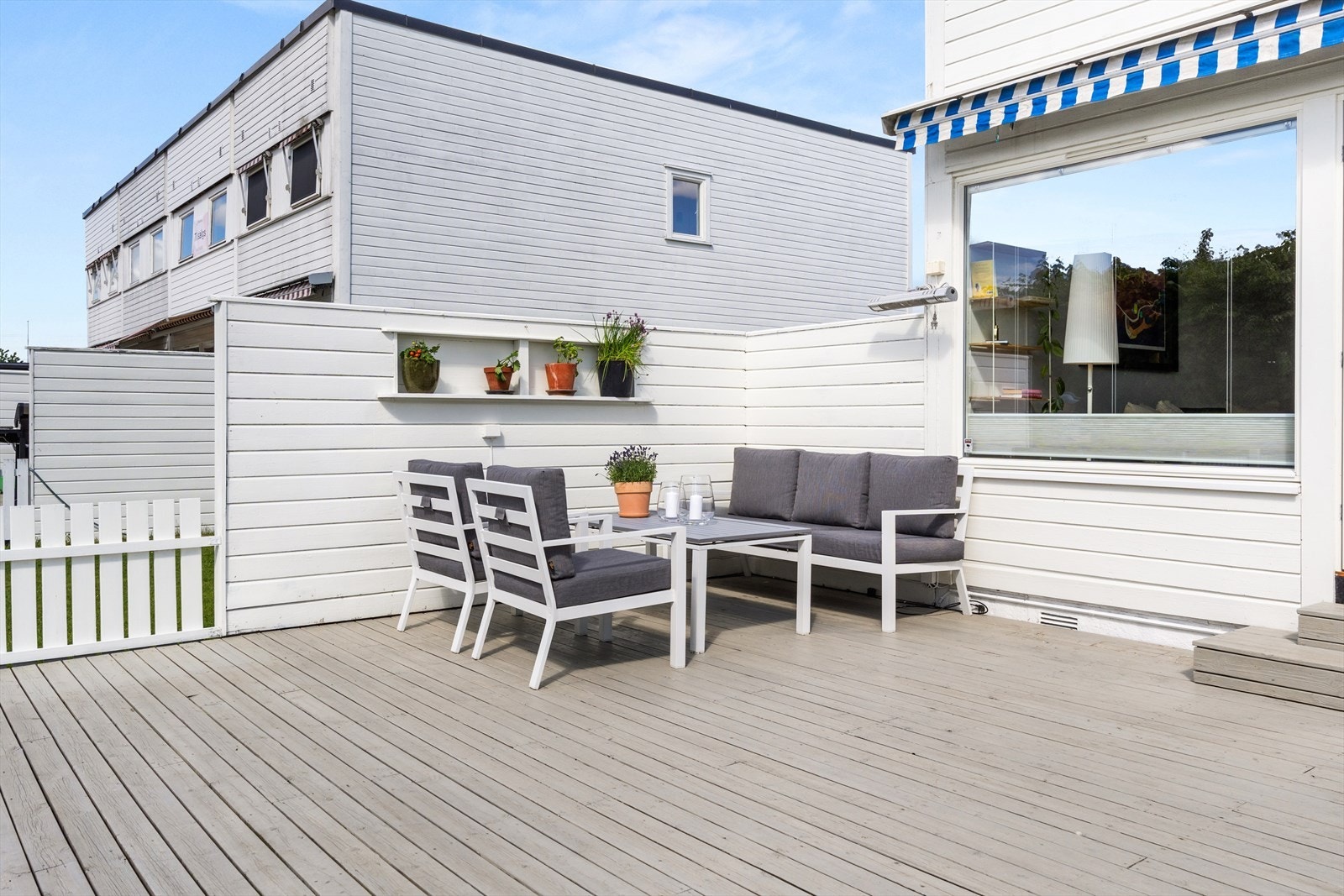 På terrassen har du god plass til å samle familie og venner til et hyggelig måltid. Galleribilde