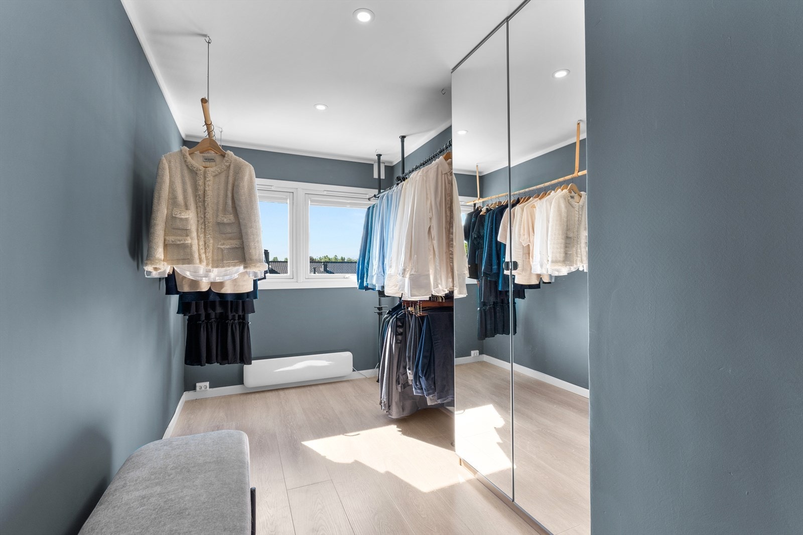 Rom 3 benyttes i dag som walk-in-closet, men er godkjent som soverom. Galleribilde