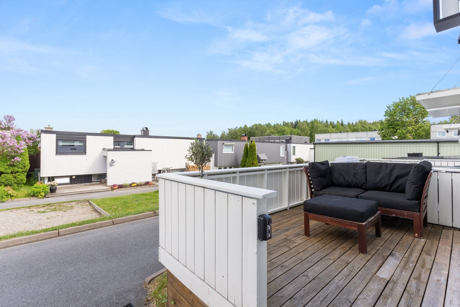 Ved inngangspartiet har du en koselig terrasse hvor du kan nyte en kaffe eller se på barna som leker. Galleribilde