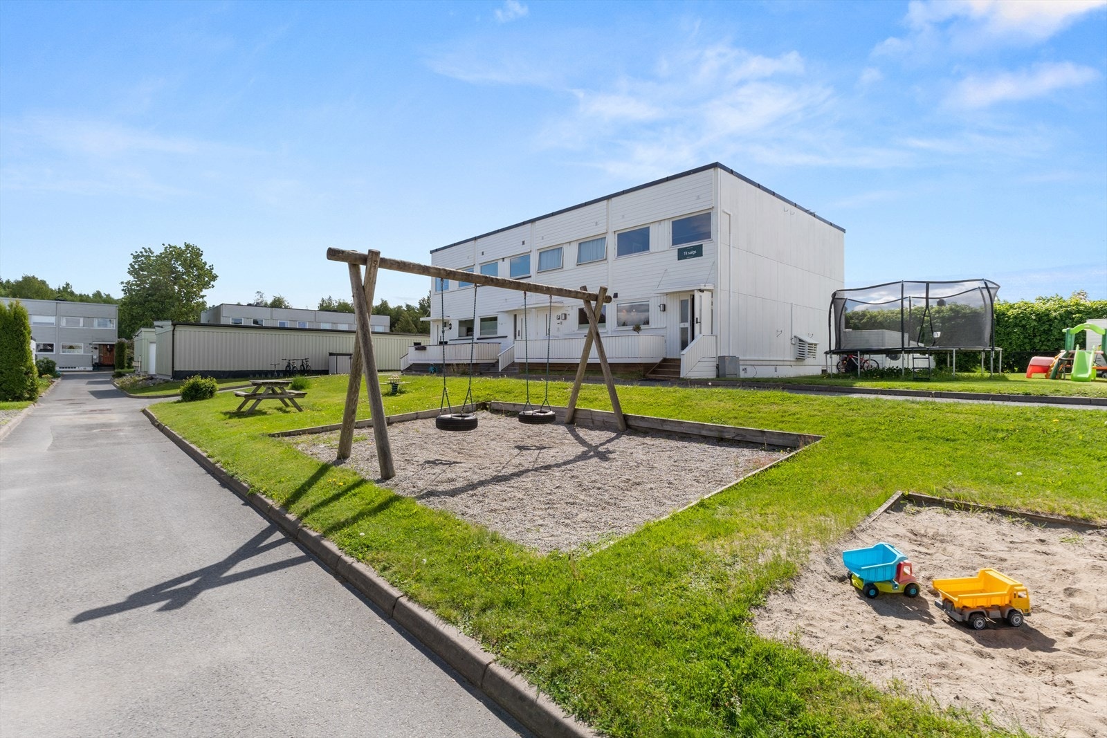 Fellesarealene er pent opparbeidet med lekeplasser og sittegrupper. Galleribilde