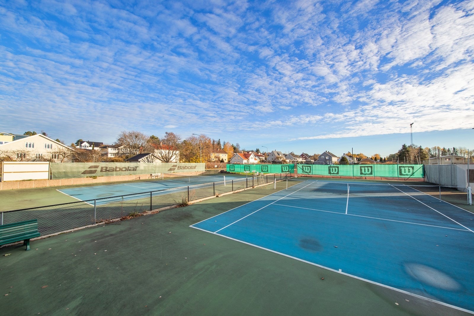 Ski tennis har 5 utendørs- og 1 innendørsbane med muligheter for spill hele året. Her finner du også Ski Idrettsplass med flere kunstgressbaner, håndballhall og ishall. Galleribilde