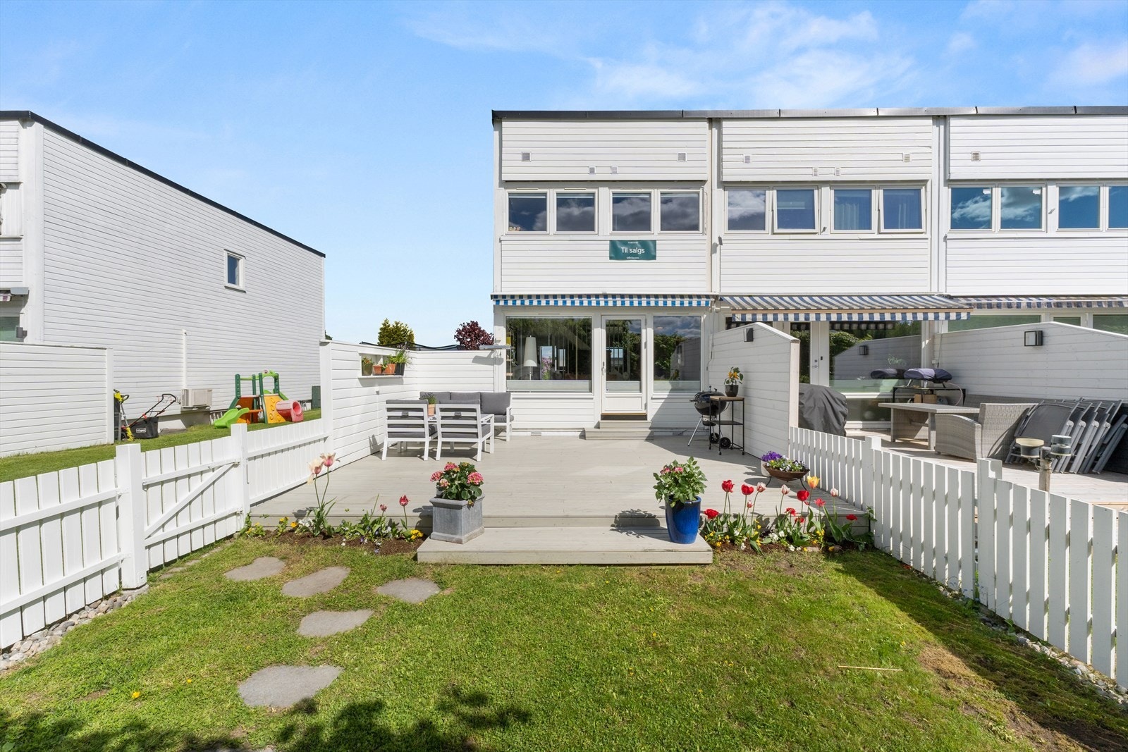 Et fint enderekkehus over 3 plan med solrike og skjermede uteområder. Galleribilde