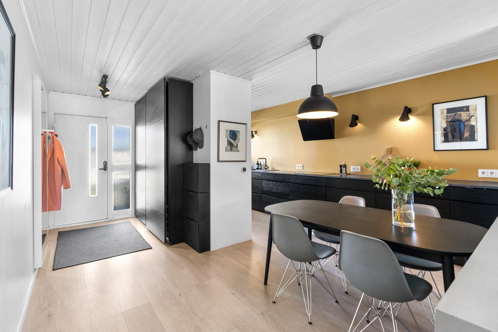 I gangen er det god plass til sko- og yttertøy. Galleribilde
