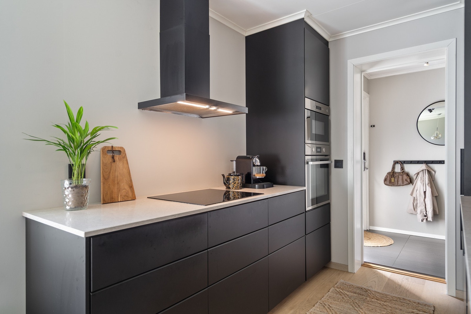 Kjøkkenet fremstår som moderne og funksjonelt. Galleribilde