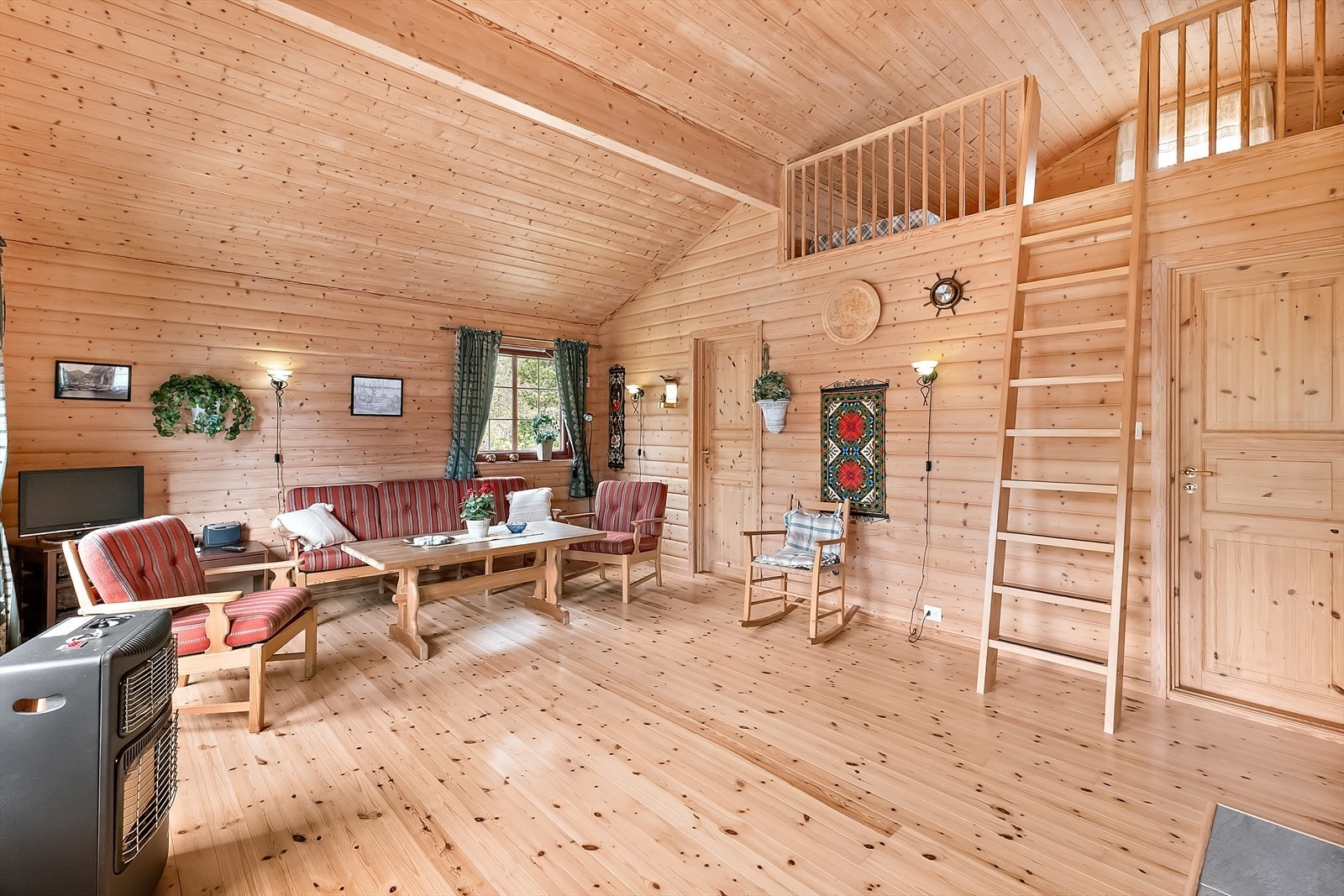 Fra stuen er det adkomst til hems. Galleribilde