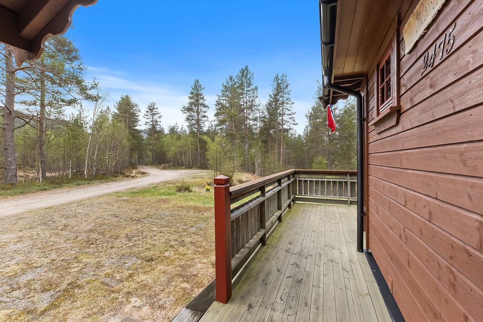 Hytta ligger usjenert til ca. 5 km fra Knaben/ Gruvebyen med butikk. Galleribilde
