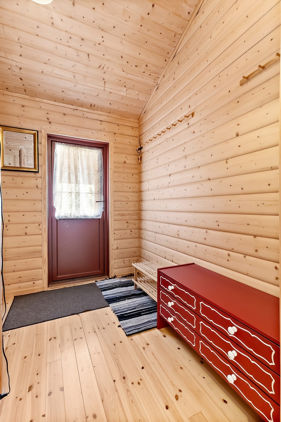 Inngangsparti med god veggplass for ytttertøy. Galleribilde