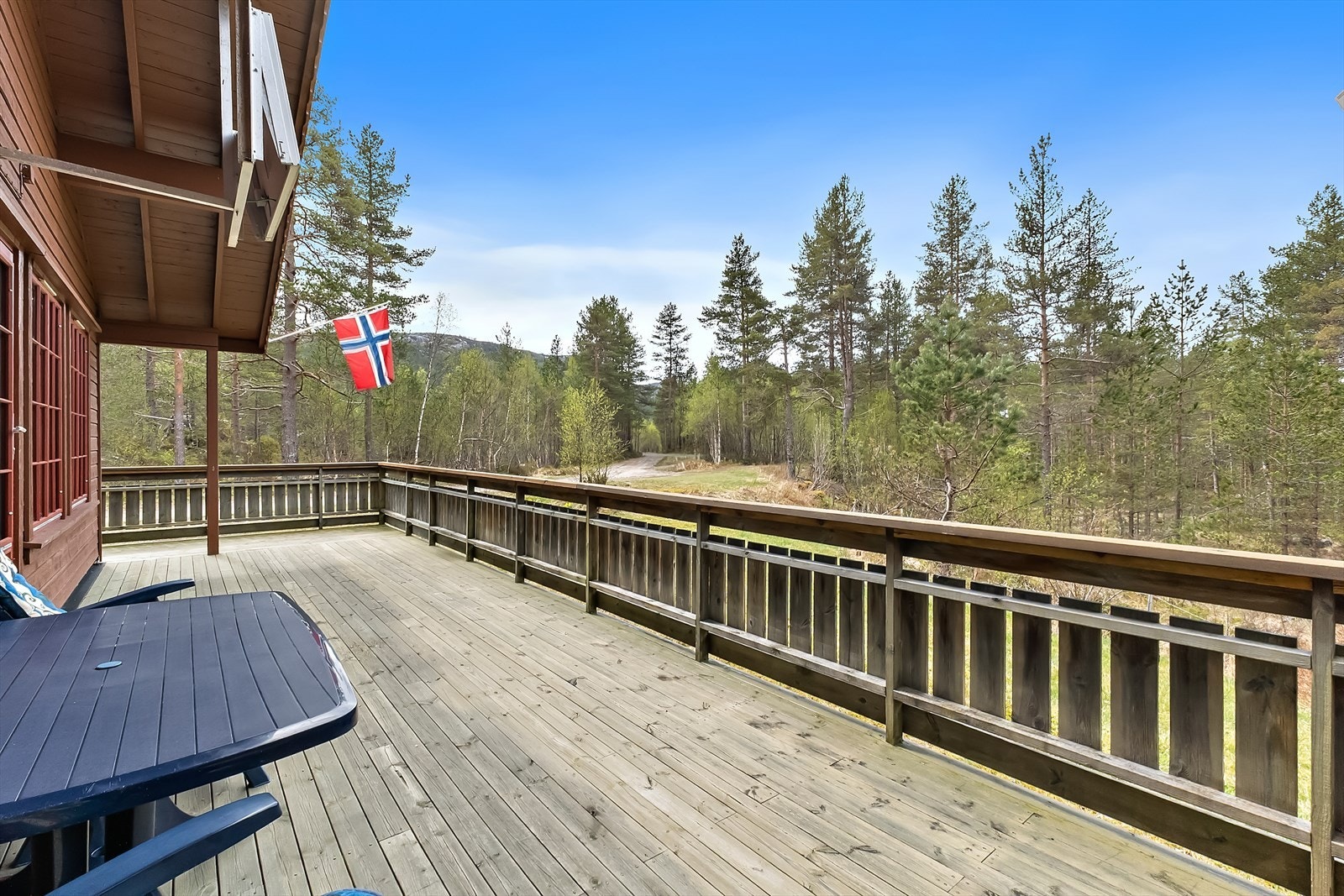 Stor terrasse med gode solforhold. Galleribilde