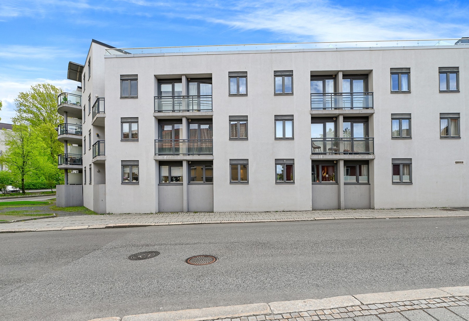 Her får du en sentral bolig med nærhet til både byliv, sjø og grønne omgivelser. Galleribilde