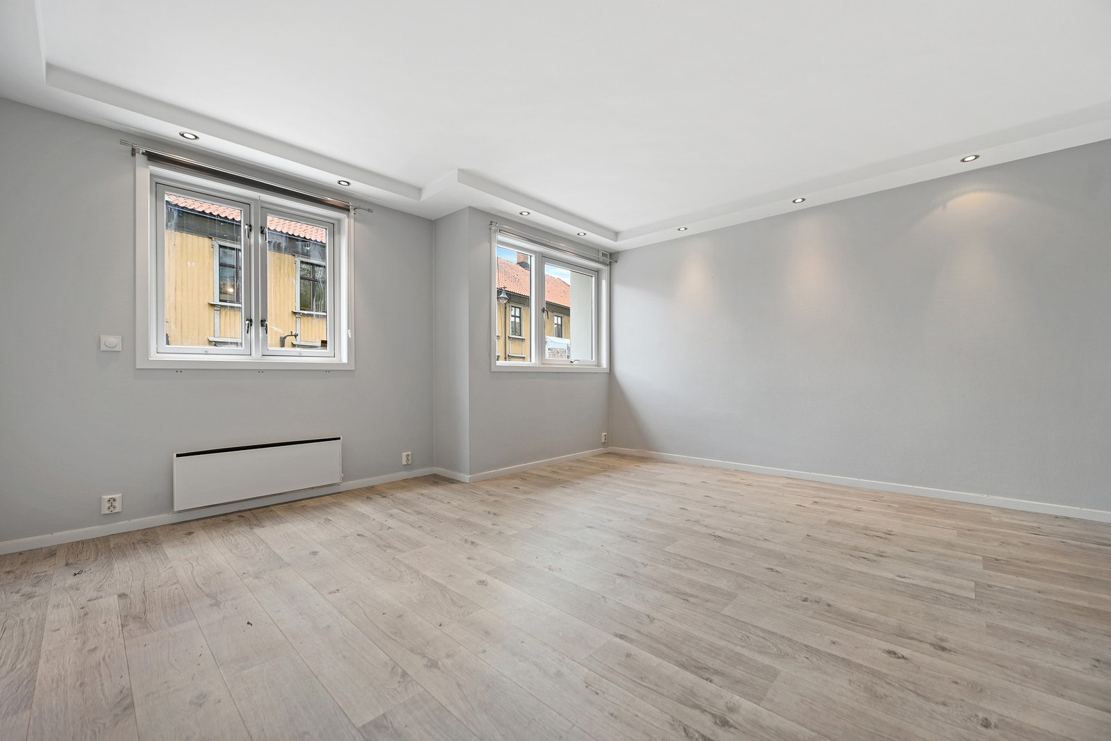 Det er downlights langs veggene. Galleribilde